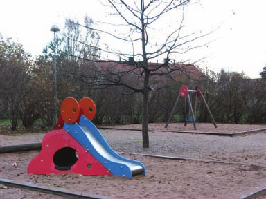 Kirkonkyläntien varressa olevalle jätteiden keräyspisteelle tarvitaan selkeä alue, mikä huomioidaan puistosuunnitelmassa.