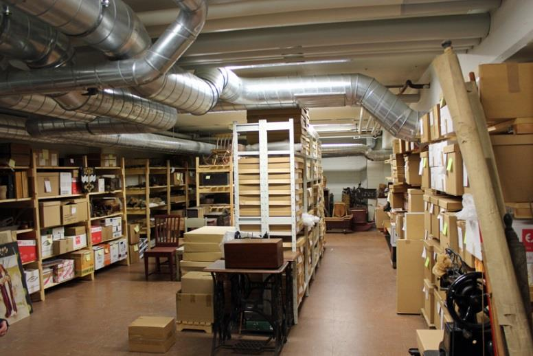 varmistaa että museoesineitä ei ole työtehtävien tiellä, eikä museoesineitä (tuolit/pöydät) käytetä