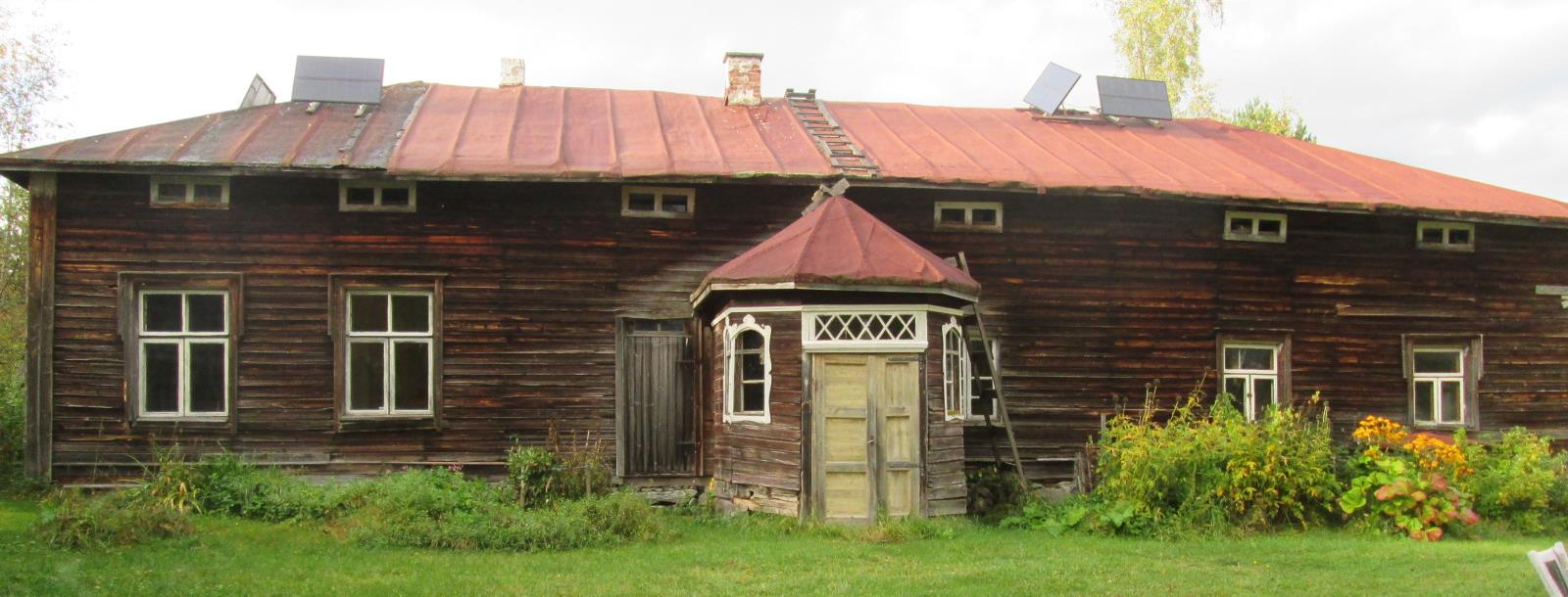 Pirttimäki, päärakennus v. 1860, aitta v. 1817. Tila perustettu 1700-luvulla ja toimi maatilana 1970-luvulle saakka.