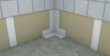 Levitä vedeneristettä vedeneristysnauhan alueelle lattian ja seinän liitoskohtaan. 2.