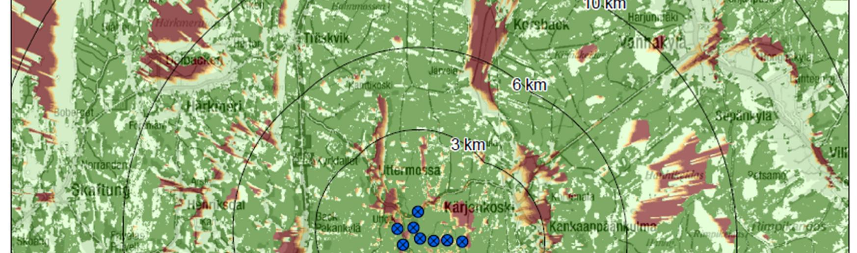 Avoimilla viljelyalueilla tuulivoimalat näkyvät pitkän avoimen tilan ylitse.