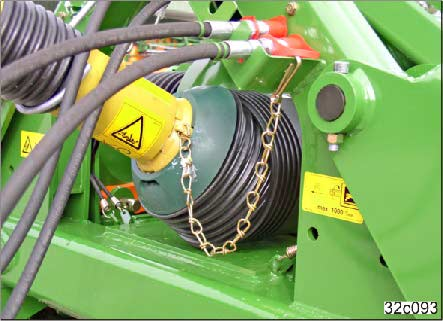 ). 12. Kiinnitä öljynjäähdyttimen pistoke (Kuva 62) pistokkeeseen traktorin ohjaamossa. 13.
