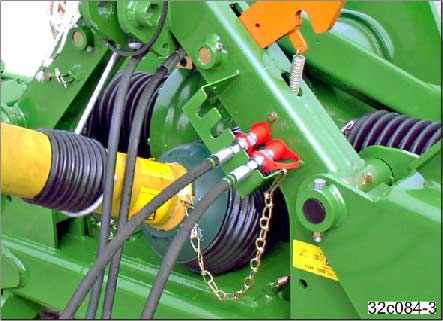 Koneen kytkentä ja irrottaminen 8. Vedä traktorin seisontajarru päälle, sammuta traktorin moottori ja vedä virtaavain pois paikaltaan. 9. Irrota hydrauliletkut. 10.