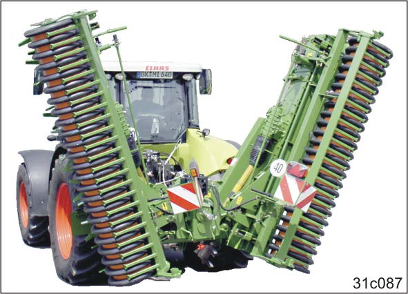 Avaa salvat (Kuva 82/1) hihnojen (Kuva 82/2) avulla traktorin istuimelta. 3.