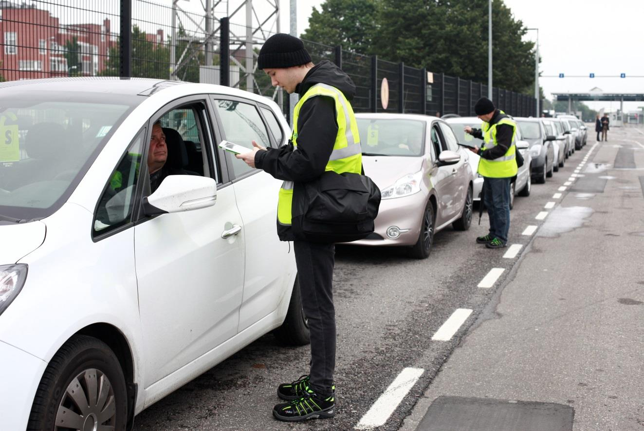 14 Kuva 3. Haastattelutilanne autojonossa. [Kuva: HSL, Heli Skippari] Tilastollisessa tarkastelussa autojonossa haastatellun kuljettajan tiedot yleistettiin koskemaan kaikkia autossa olijoita.