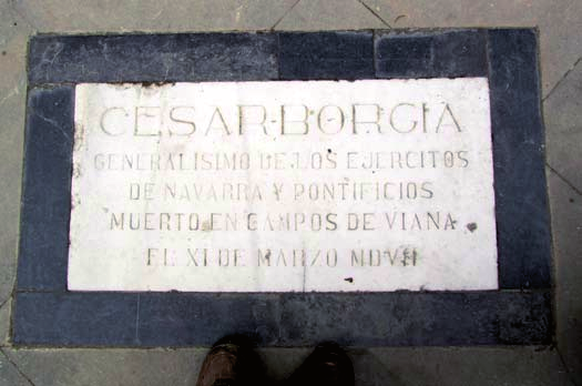 Cesar Borgian muistolaatta kirkon oven edessä.