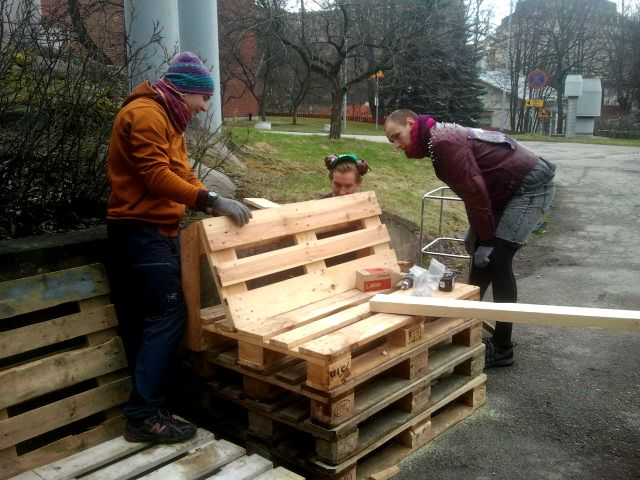 11/22 Kuva 6. Kesäkalusteiden prototyyppien puuhastelua (Maria Nurminen). Workshoptila vapaaehtoistoiminnalle Erilaiset työryhmät olivat kiinnostuneita tilojen käytöstä tapaamispaikkana.