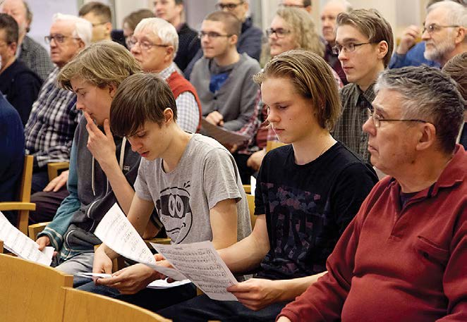 Konserttitarjotin SILTA 3/2017 B 11 Kun poijat ne raitilla lauleloo Mieskuoro Pirkanmiehet valmistautuu 70-vuotisjuhlakonserttiinsa lauantaina 4. maaliskuuta kello 18 Tampere-talossa.