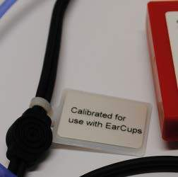 Kuulokkeissa lukee "Calibrated for use with EarCups" (Kalibroitu EarCupsien kanssa käytettäväksi).