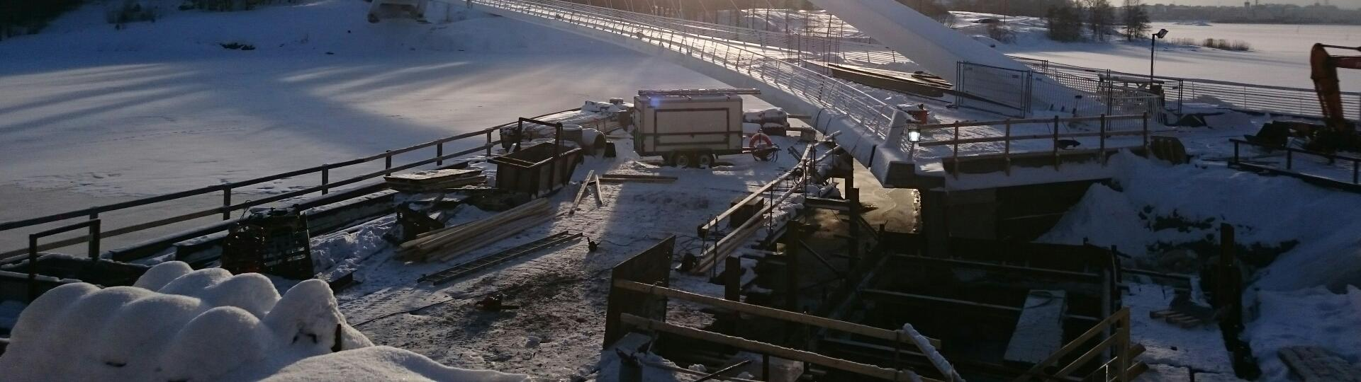 ] Kuva 2. Isoisänsillan työmaan tilanne 20.1.2016. Kuvattu Kalasataman päädystä. Sillan rakentaminen alkoi 1.8.