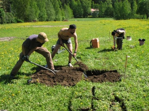 Mönkkönen DG762:8 Koekuoppia täytetään,