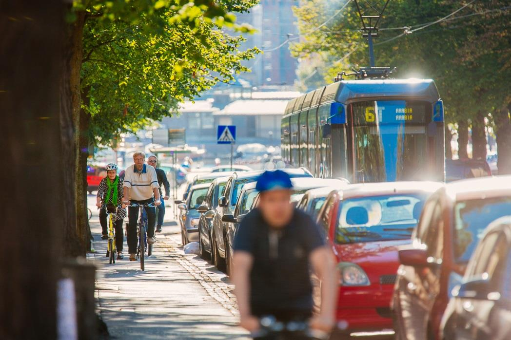 Kaupungin strategia Edistää kävelyn, pyöräliikenteen ja joukkoliikenteen osuutta Toteuttaa