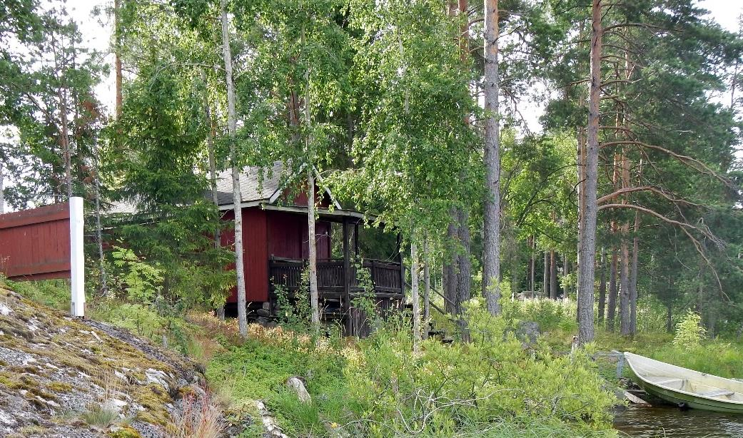 Saunarakennus sijoittuu lähelle rantaa.