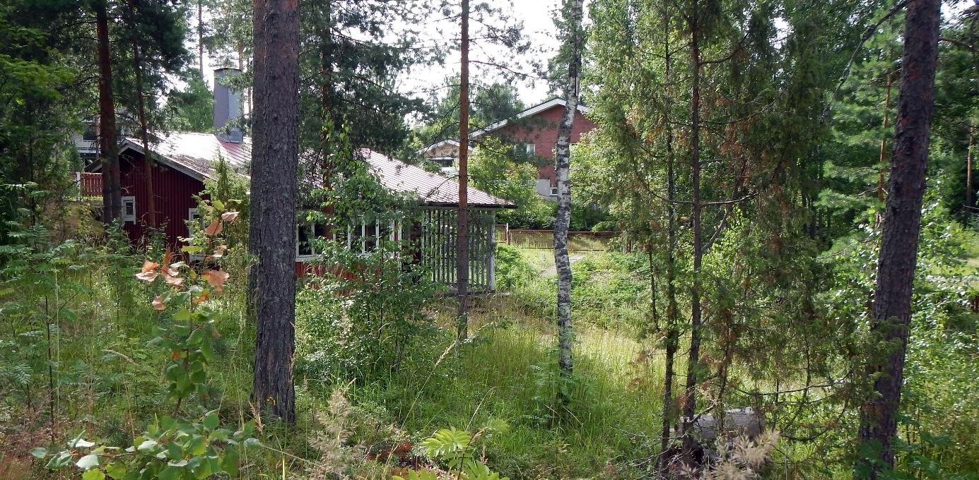 4 (13) Luonnonympäristö ja maisema Suunnittelualueen itäosassa on pysäköintialueena toimiva hietikko, jonka läpi kulkee hiekkatie rannan pumppaamolle.