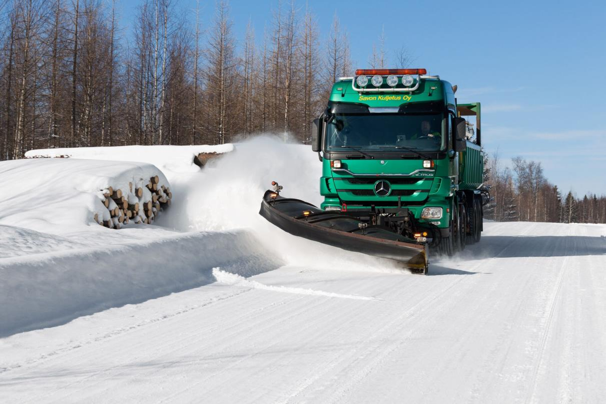 9 (20) KUVA 2. Lumen aurausta kuorma-autolla (Arkistokuva, Savon Kuljetus Oy) 2.1.2 Karhennus Tien pinnan karhennukseen käytetään yleensä kuorma-auton alusterää tai tiehöylää.