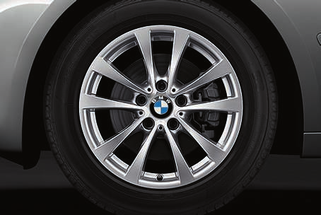 Perusmallin vakiovarustuksen esimerkkejä: 17" kevytmetallivanteet Nahkainen ohjauspyörä Radio BMW Professional Kyynärnoja edessä pituussuunnassa