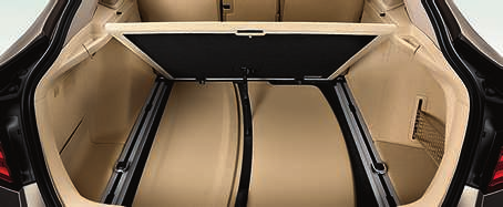 Comfort Access -järjestelmä mahdollistaa kuljettajan ja etumatkustajan oven sekä takaluukun avaamisen auton avainta käsittelemättä.