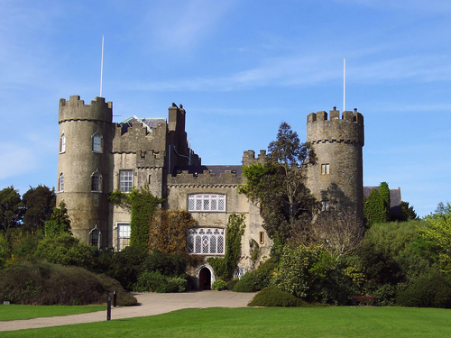 Linna oli aikoinaan sekä linnake että Talbot-normannisuvun kotilinna 800 vuoden ajan ja se on mielenkiintoinen yhdistelmä eri arkkitehtuurityylejä.