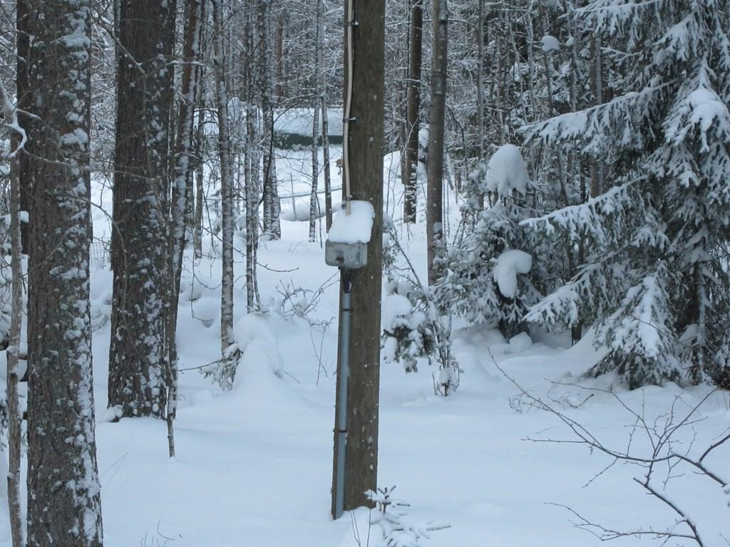 50 KUVA 3. Liittymän päävarokekotelo pylväässä (Jukka Leino 2012.) 13.