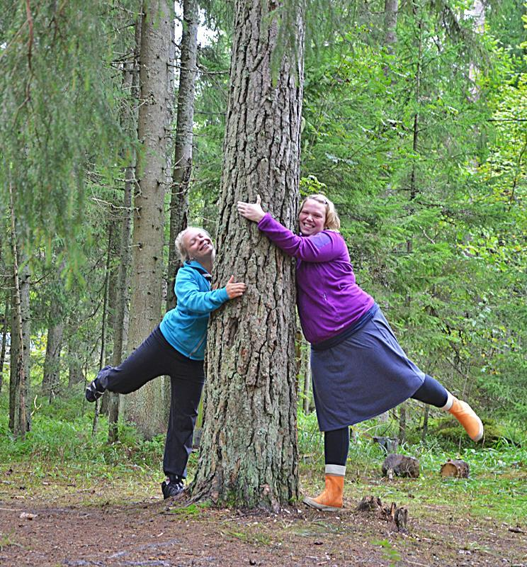 Miksi luontoon yhdessä? Luonto tekee onnelliseksi hoivaa ja hellii terveyttä.