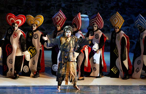 sivu 9 Oopperatuotanto / Shanghain Ooppera Deqing Wen UHKAPELI Libretto Deqing Wen perustuen Gao Xiaoshengin tarinaan Musiikin johto Guoyong Zhang Ohjaus Xinyi Chen Lavastus Guangjian