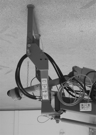 Nosta konetta varovasti. Varmista kone soveltuvilla tukielementeillä. 4 2 SW0046 SW90700 Kuva 5: Pos: 2.2.3 /BA/Inbetriebnahme/Erstinbetriebnahme/Schwader/Fahrwerk montieren/hauptfahrwerk Text SW 00 @ 8\mod_2876926826_7.