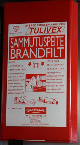 Ota kiinni peitteen kahvoista ja levitä peite liekkien päälle itseäsi suojaten. 3. Annan peitteen olla paikallaan, kunnes kohde on jäähtynyt.