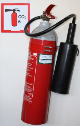87 2.2.3 Pyörillä varustettu jauhesammutin Katarinan konehuone on varustettu yhdellä 25 kg:n BC -luokan jauhesammuttimella. Se on tarkoitettu neste- kaasu- sähkö- yms. palojen sammuttamiseen.