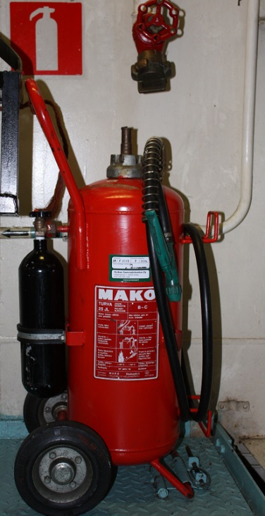 6 kg:n BC-luokan CO 2 -sammutinta. Hiilidioksidisammutin on tarkoitettu ensisijaisesti neste-, kaasu- ja sähköpalojen sammuttamiseen ja sen sammutusvaikutus perustuu tukahduttamiseen.