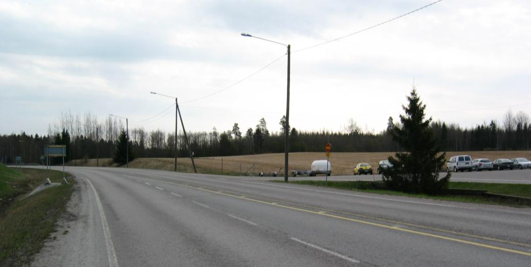 Kuva 4: Maantien 1072 liittymä Turun suunnasta kuvattuna ja St1 huoltoasema. Suur-Seudun Osuuskauppa SSO on ostanut huoltoaseman vierestä n. 1 ha:n suuruisen maa-alueen. SSO on pyytänyt 23.9.