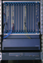 5 TELELAITEKEHIKON UUSI, MULLISTAVA RAKENNE Tellabs 8660 edge switch -telelaitekehikon rakenteessa