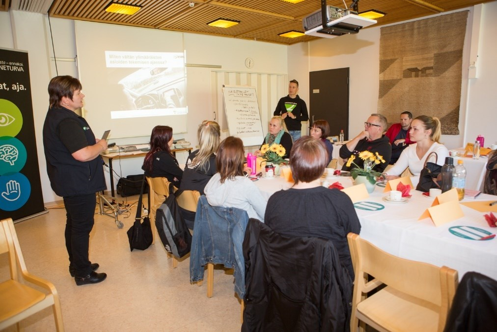 46 ennen ajamista tehtävinä valintoina ja päätöksinä sekä ajon aikaisina kuljettajan ratkaisuina. Vaaratilanteissa pärjäämisen sijasta painotetaan niiden välttämistä.