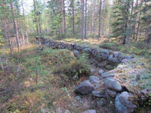 FCG Finnish Consulting Group Oy Arkeologinen inventointi 37 (48) Kuva 25. Paikallistien eteläpuolella on ennallistettu juoksuhautaa kivirakentein. Kuva: Kalle Luoto 20.5.2011.