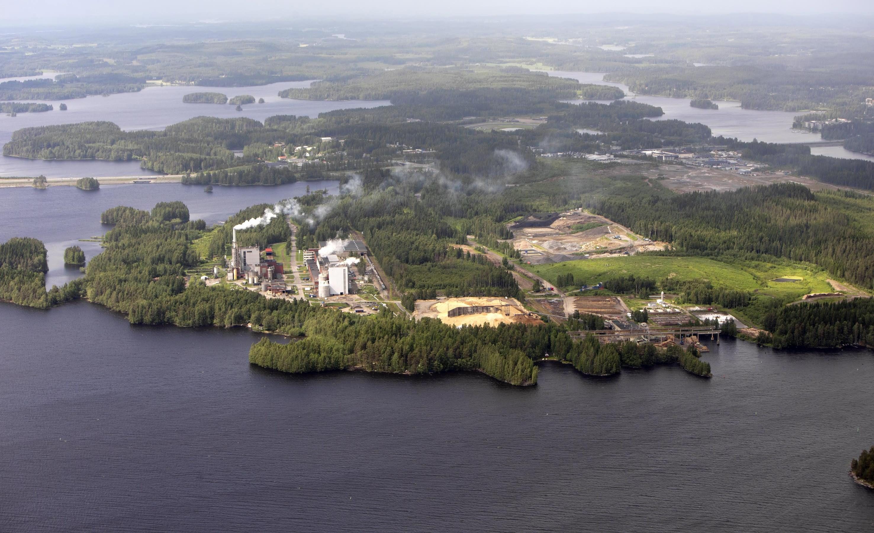 metsäalueiden keskellä Suuren vesistön äärellä Logistisesti