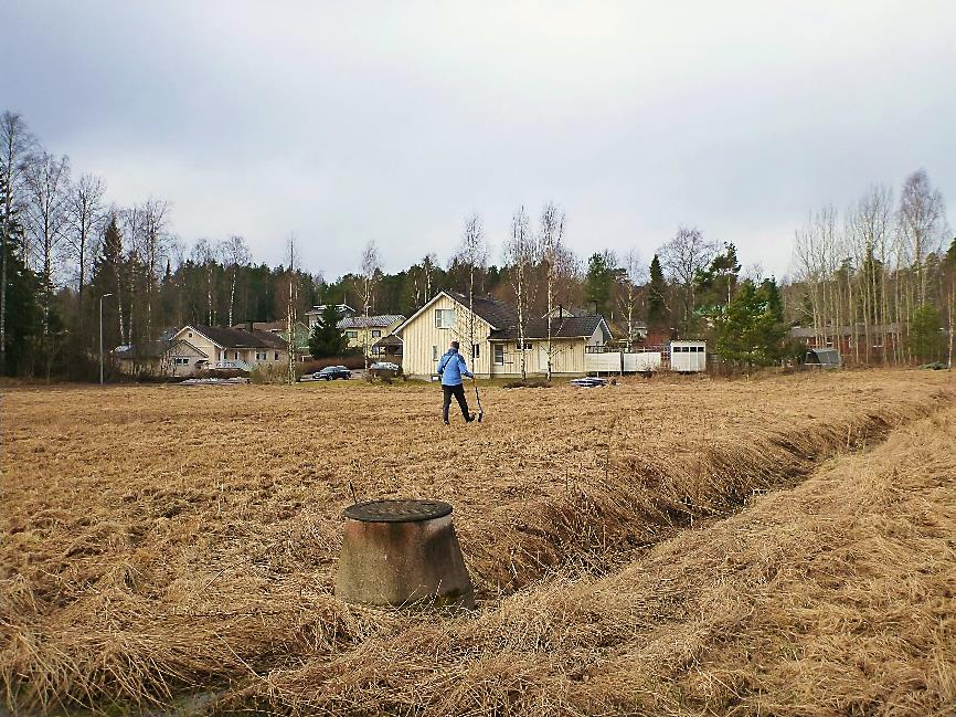 8 Alueen länsi-luoteisreunalla on muutama pieni kivikkoinen metsäsaareke.