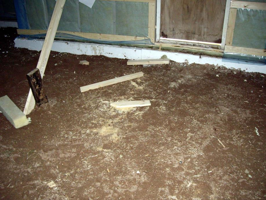 Tiivistyshuovan tai kaistan (radonhuovan) käyttö suositeltavaa, talot tehdään tiiviiksi, ongelmatilanteessa syntyy vuotopaikkoja, seinän ja lattian liitoskohta pahimpia mahdollisia