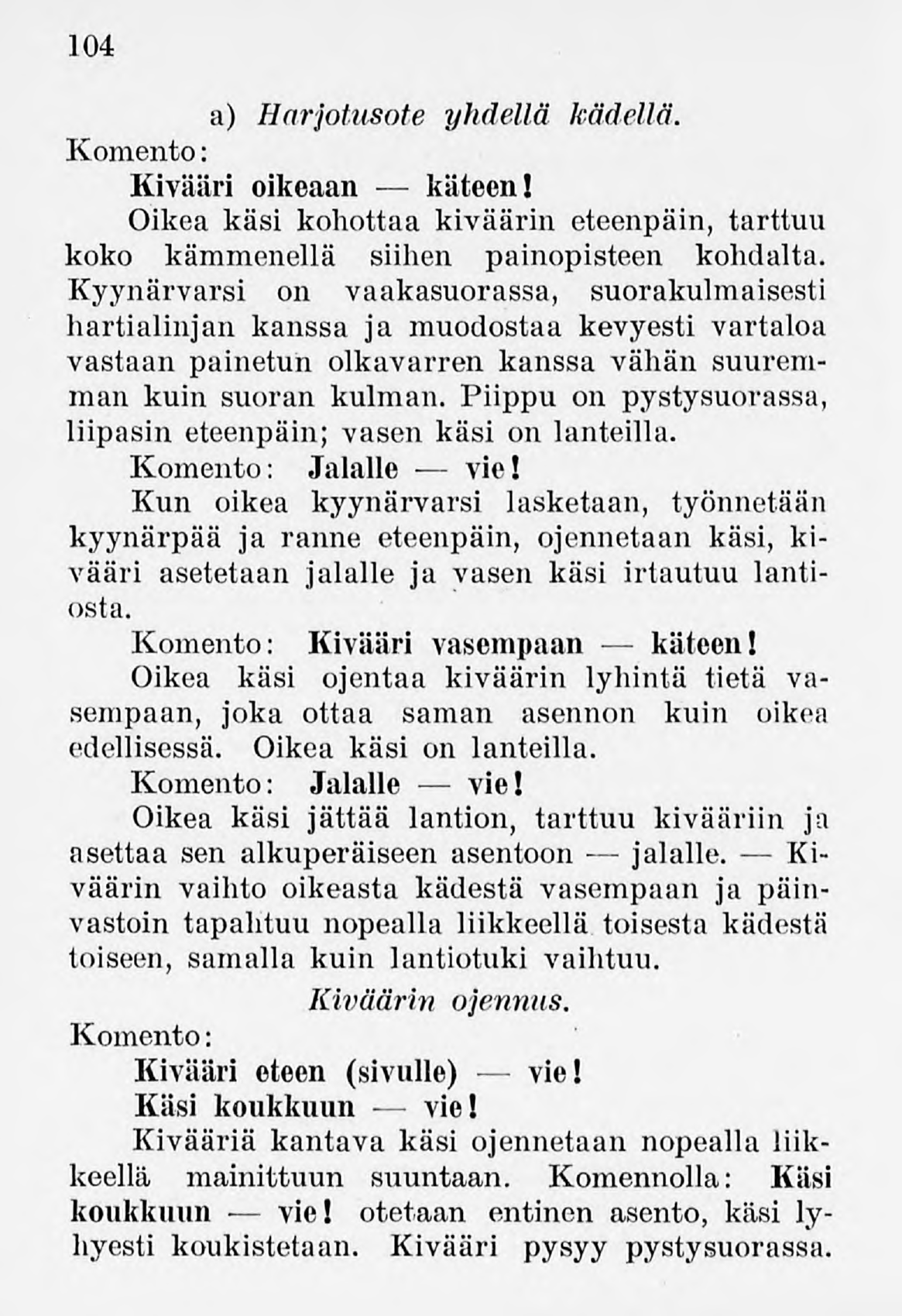 104 a) Harjotusote yhdellä kädellä. Kivääri oikeaan käteen! Oikea käsi kohottaa kiväärin eteenpäin, tarttuu koko kämmenellä siihen painopisteen kohdalta.