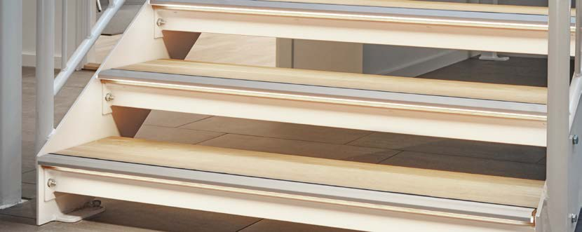 Asennetaan portaisiin ruuveilla tai kaksipuolisella teipillä Anodisoitua alumiinia sisä- ja ulkokäyttöön Itseliimautuva suojateippi kiinnityksen