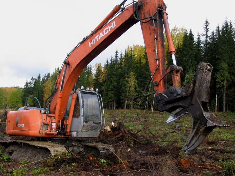 Peruskoneena Hitachi EX 225 USR Metsätehon