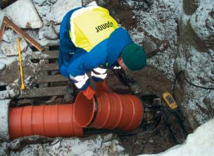 Hydraulinen asennustyökalu mahdollistaa jopa satojen metrien sujutuksen yhdellä sujutuskerralla. MaxiLine -pätkäsujutus soveltuu 150-500 mm:n viettoviemäreiden saneeraamiseen.