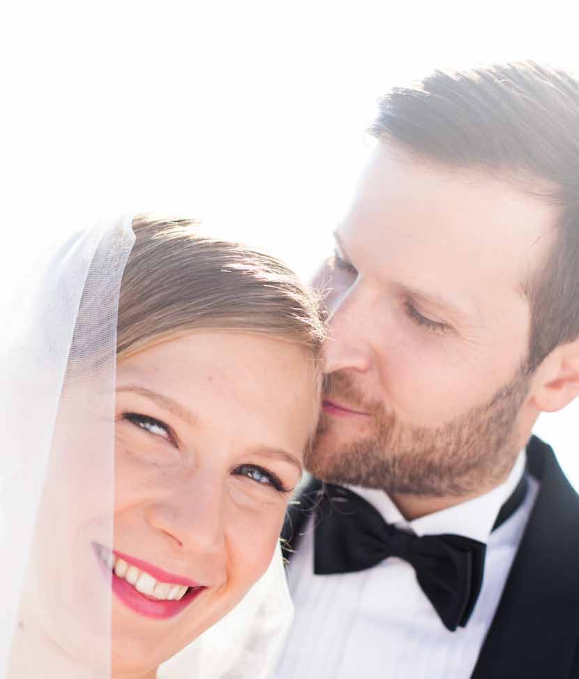 Päästäkseen perheen tueksi ja turvaksi säädettyjen lakien piiriin, on puolisoiden solmittava avioliitto. Kirkollisessa avioliittoon vihkimisessä keskeistä on siunauksen pyytäminen.