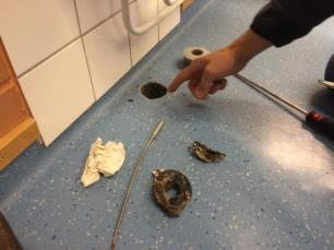 Tukos johtui siitä, että viemärin vanha mansetti oli työnnetty viemäriputken sisään.
