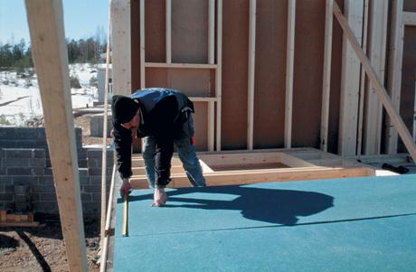 Muovikalvon varmin paikka on lämmöneristyksen lämpimässä pinnassa sisäverhoilumateriaalin alla.