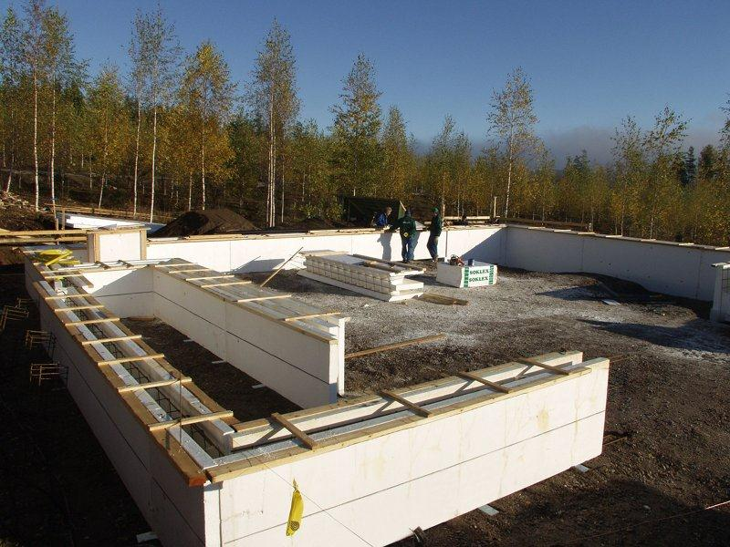 Tässä kohteessa käytetään Soklex-muottia. Soklex-perustusvalumuotti on hyvä vaihtoehto monessa suhteessa. Sen avulla valetaan antura ja sokkeli samanaikaisesti.
