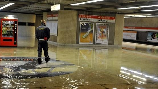 Irtovettä laajalti Metrolaiturilla oli irtovettä laajalla alueella silloin