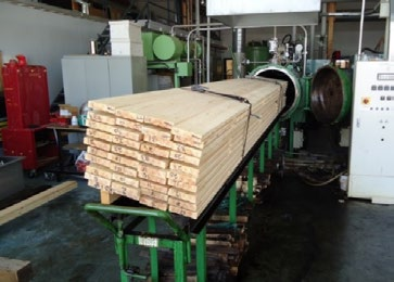 monipuolinen puuntyöstöhalli (höylät, sahat, hiomakoneet, puristimet), kaksi CNC-laitteistoa (5- ja 3-akselinen), perinteinen