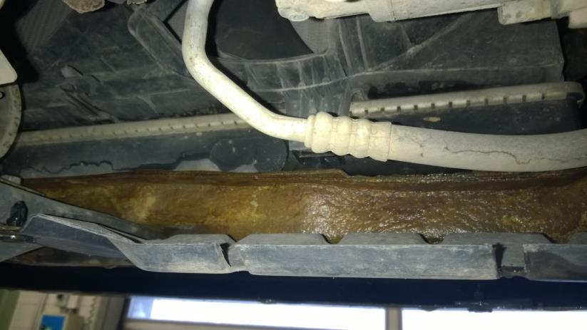 Lisäksi katsastuksissa havaittuja vikoja ovat myös alatukivarsien pallonivelten välykset. KUVA 45. Nissan Almera (Kuva: Tomi Rossi 2016) Ruostevaurioita on näissä malleissa paljon.