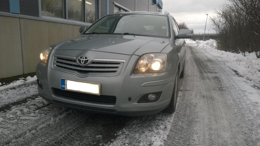 53 15 TOYOTA Avensis, 2. sukupolvi Toyota Avensiksen (KUVA 60.) hylkäysprosentti on 14 % (otanta 57 kpl). Yleisimpinä hylkäyssyinä ovat jarruihin ja renkaisiin liittyvät viat.