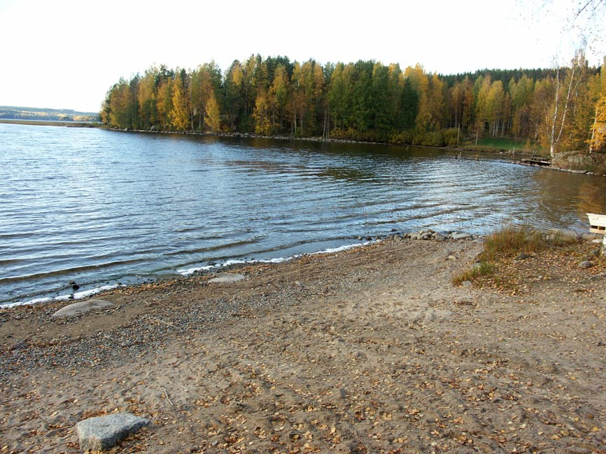 16 puutteena. Luontopolkuja on ollut suunnitteilla kyläyhdistyksen hankkeena. Ilmopohjassa Päijänteen rannassa on yleinen uimaranta. Kuva 2.8 Ilmopohjan uimaranta. 2.1.11 Ympäristönsuojelu ja ympäristöhäiriöt Suunnittelualueen keskivaiheilla Aijasahon tilalla sijaitsee sikala, jossa on pidetty noin 800 lihasikaa.