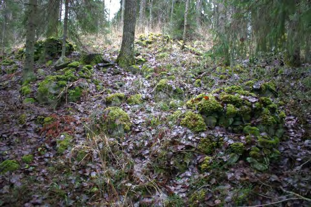 21 Oulankijärveen työntyvän Ruhalanniemen kärjen pohjoisosassa Aholahden länsirannalla kohoavalla mäellä on lähes 60 selvästi erottuvaa kiviröykkiötä.